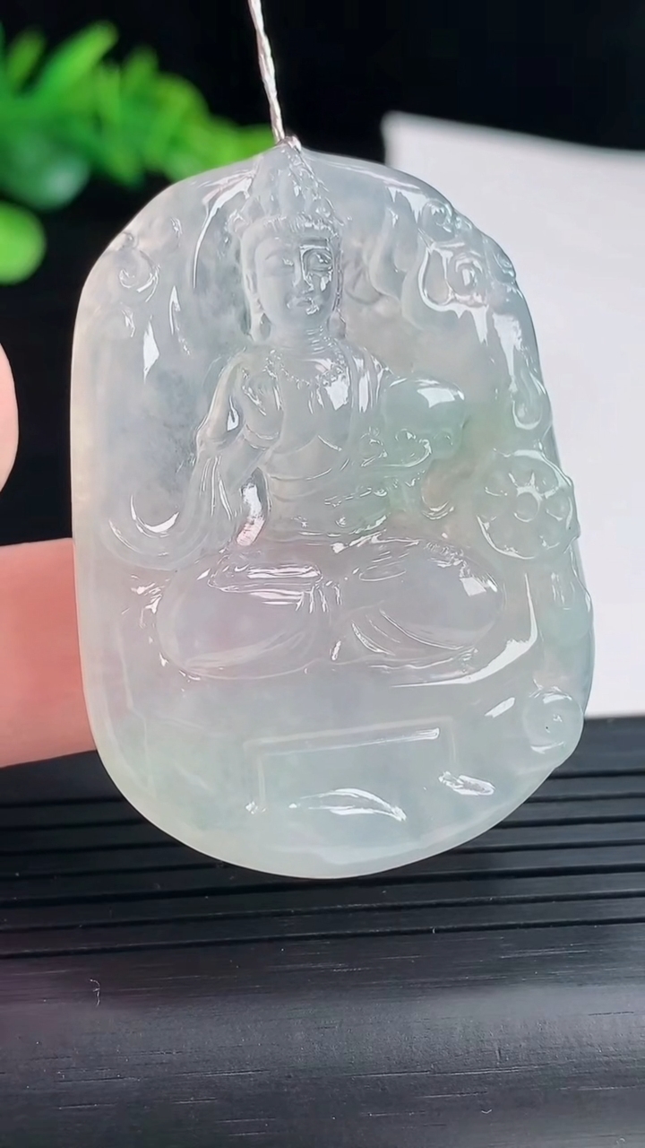 天然A货翡翠大势至菩萨吊坠，尺寸49-35-5.2重量:20.51g
5月3日
