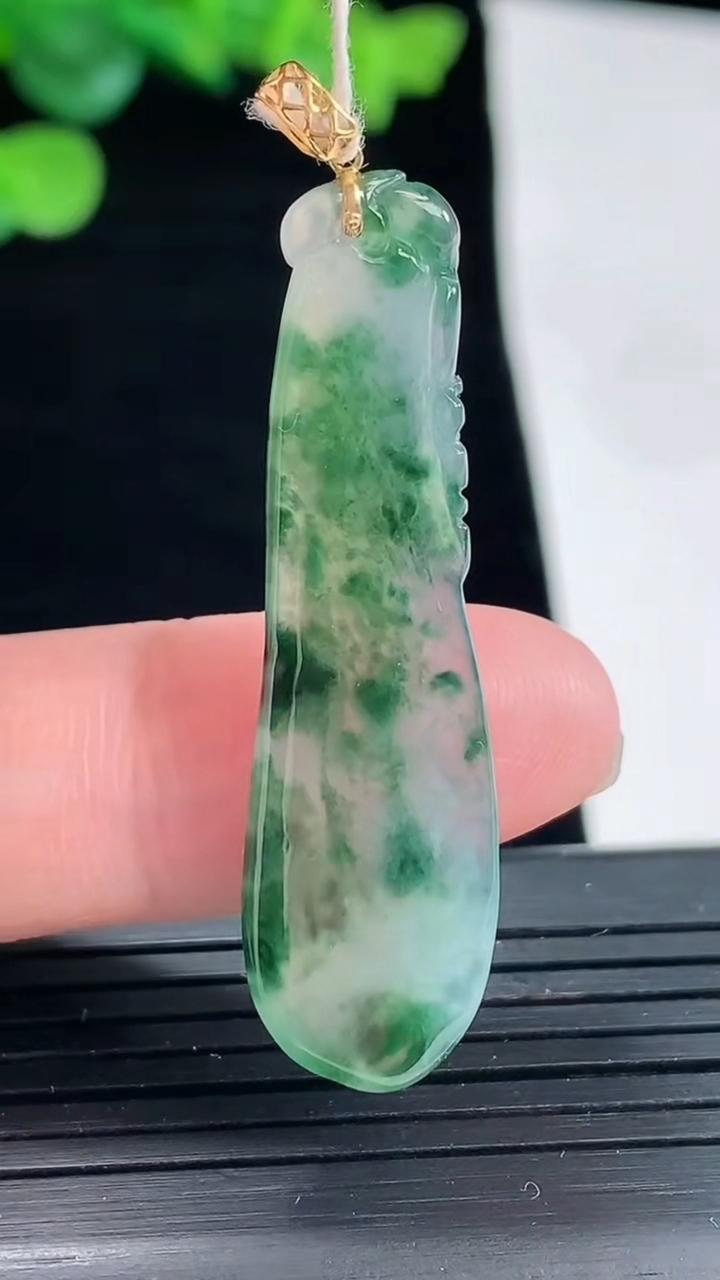 天然A货翡翠种飘花福瓜吊坠，尺寸43.5-12-3.6重量:3.71g
5月3日