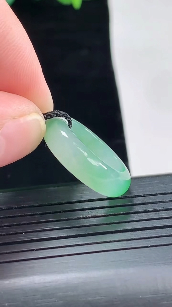 天然A货翡翠玉指环 戒指，尺寸15.5-5.6-3重量:3.59g2026年5月3日
工厂直销收藏佳品,种好水足，色泽均匀，有种有色，上手高大气！