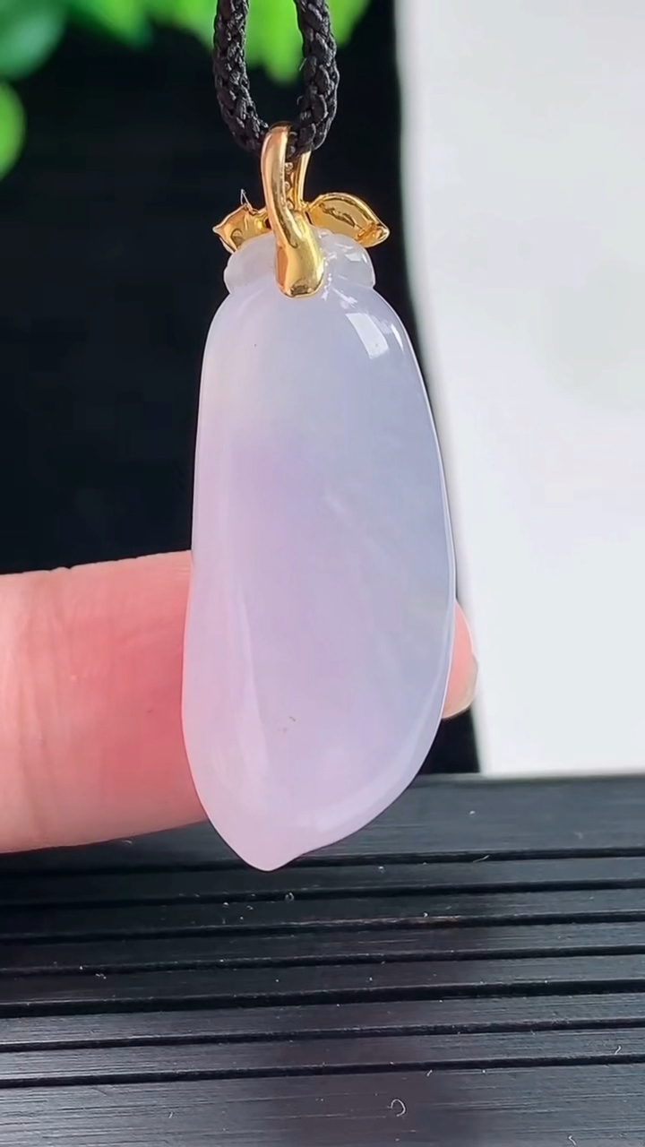 天然A货翡翠18k金紫罗兰福瓜吊坠，尺寸27.5-13-9.6重量:7.37g
5月3日