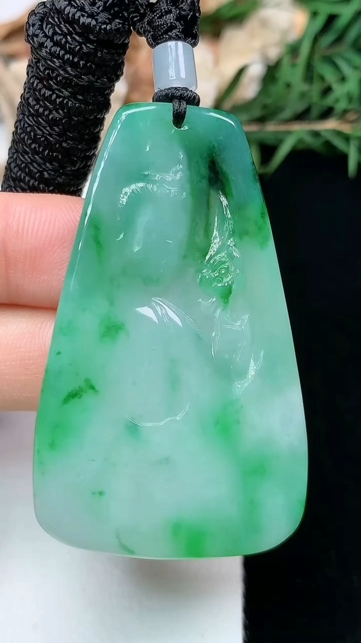 天然A货翡翠观音头吊坠，尺寸59.3-31-5.9，重量:26.31g
5月3日