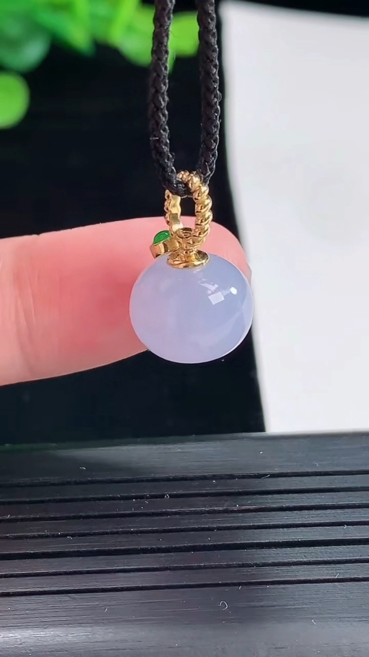 天然A货翡翠18k金紫罗兰圆珠吊坠，尺寸12-10重量:3.28g
5月3日