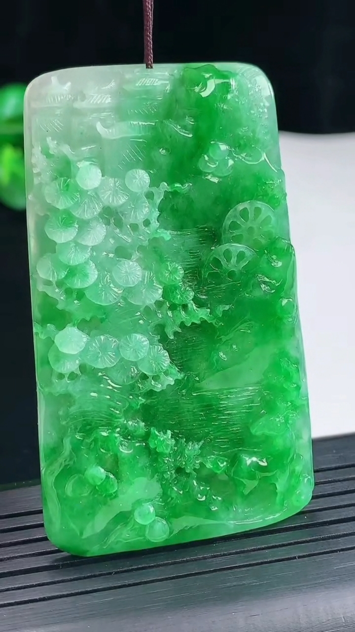 天然A货翡翠山水牌吊坠，尺寸63.5-38-6.5重量:28.18g
5月3日