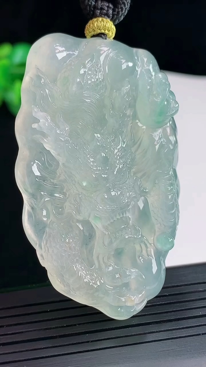 天然A货翡翠龙牌吊坠，尺寸64-38-10重量:48.73g
5月3日