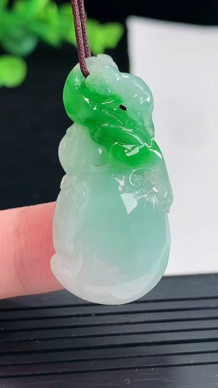 天然A货翡翠寿桃吊坠，尺寸40-19-8重量:9.20g
5月3日