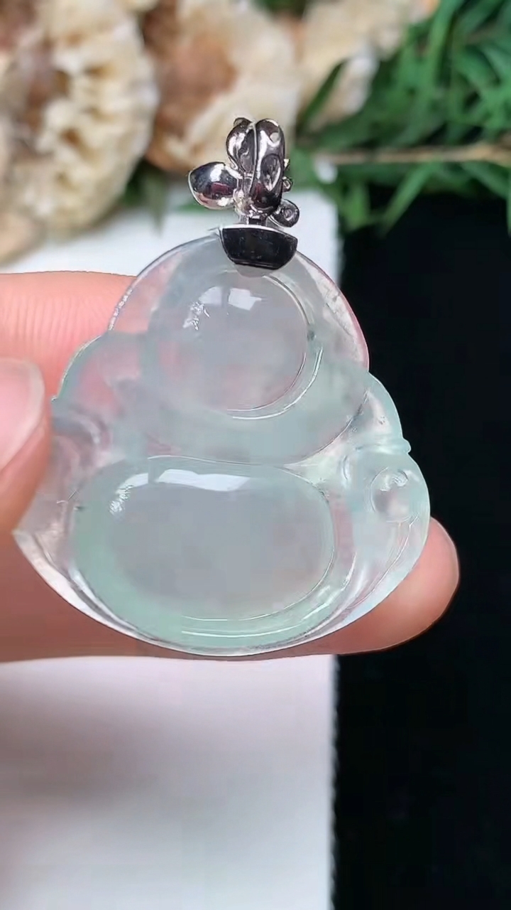 天然A货翡翠白冰佛公吊坠，尺寸25.8-29.4-5.8，重量:7.25g
5月3日
