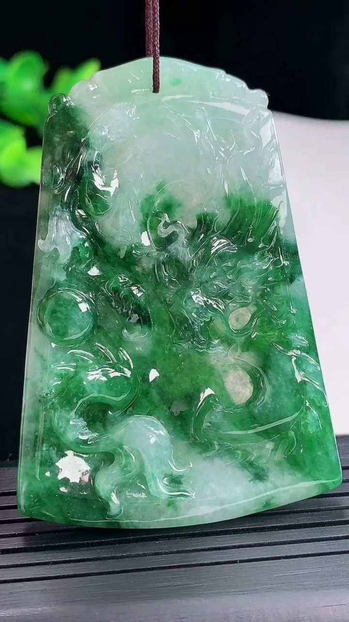 天然A货翡翠飘花龙牌吊坠，尺寸65-45-5.6重量:30.57g
5月3日