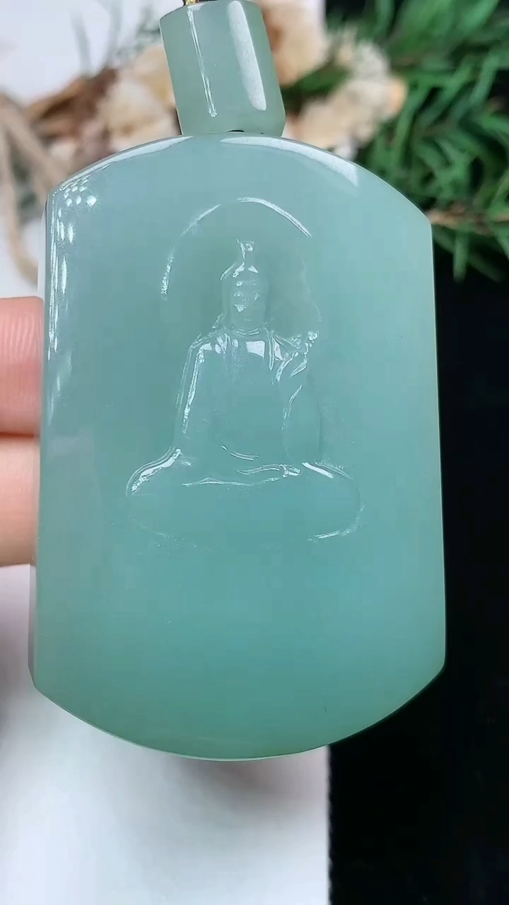 天然A货翡翠观音菩萨吊坠，尺寸53.5-35.9-12.6，重量:72.65g
5月3日