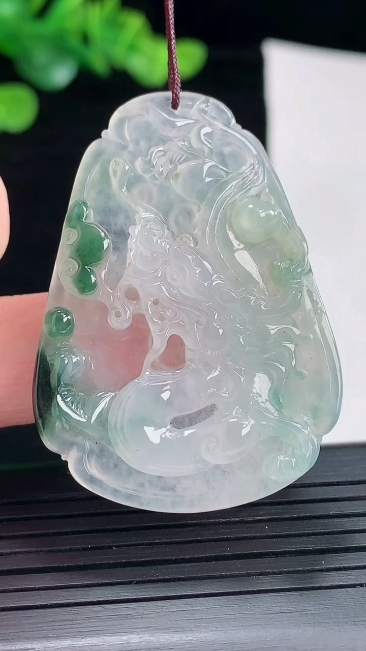 天然A货翡翠冰种飘花龙牌吊坠，尺寸47-34-5重量:14.19g
5月3日