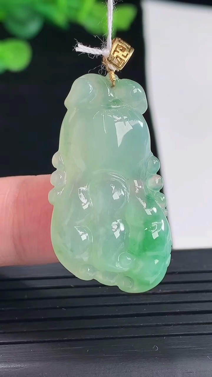 天然A货翡翠人参吊坠，尺寸33-19-6.3重量:7.36g
5月3日