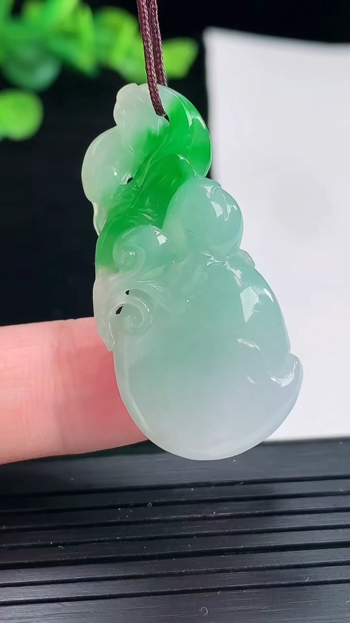 天然A货翡翠寿桃吊坠，尺寸40-19-8重量:9.20g
5月3日
