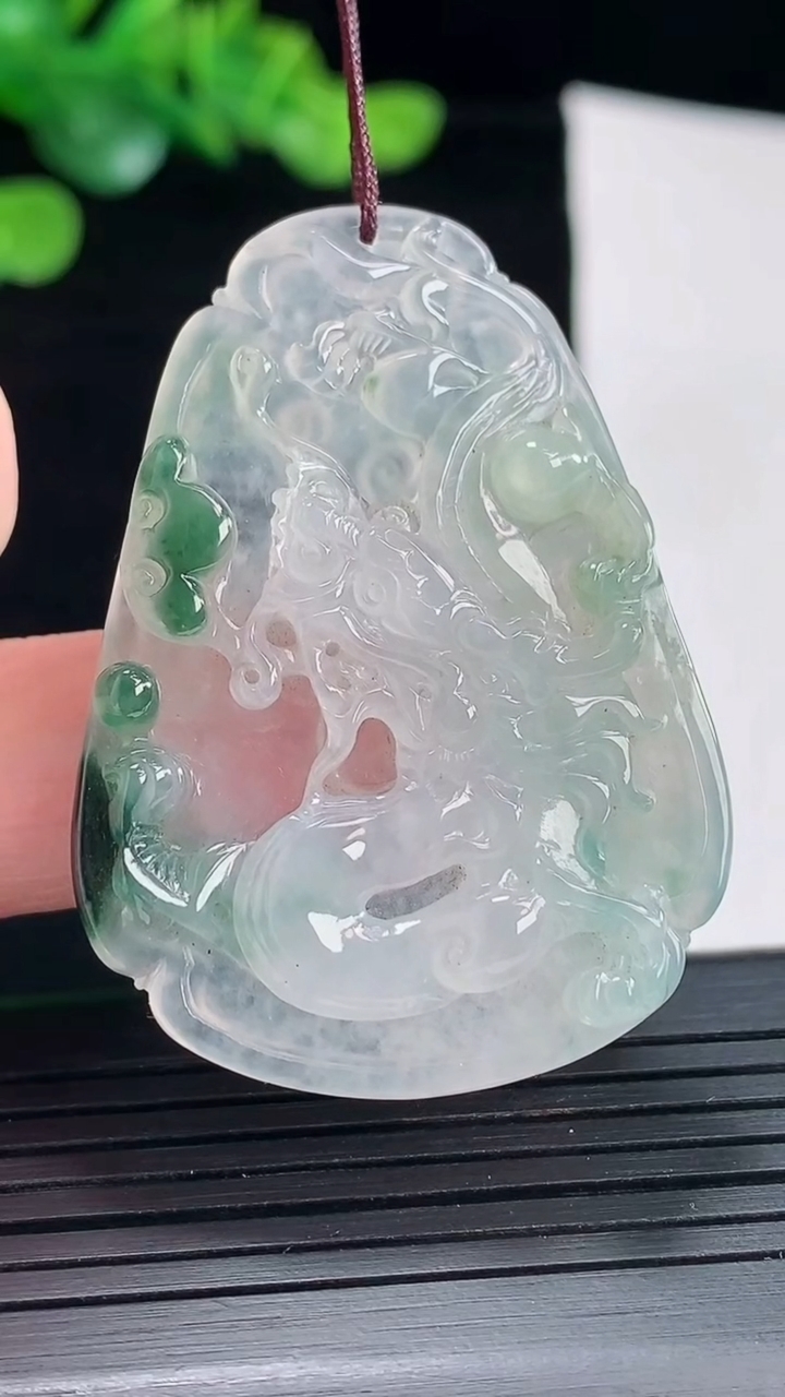 天然A货翡翠冰种飘花龙牌吊坠，尺寸47-34-5重量:14.19g
5月3日