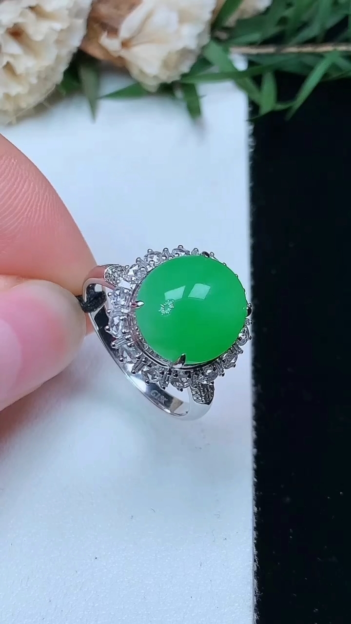 天然A货翡翠蛋面戒指，尺寸17.6-11.5-10.4，重量:4.22g2026年5月3日
工厂直销