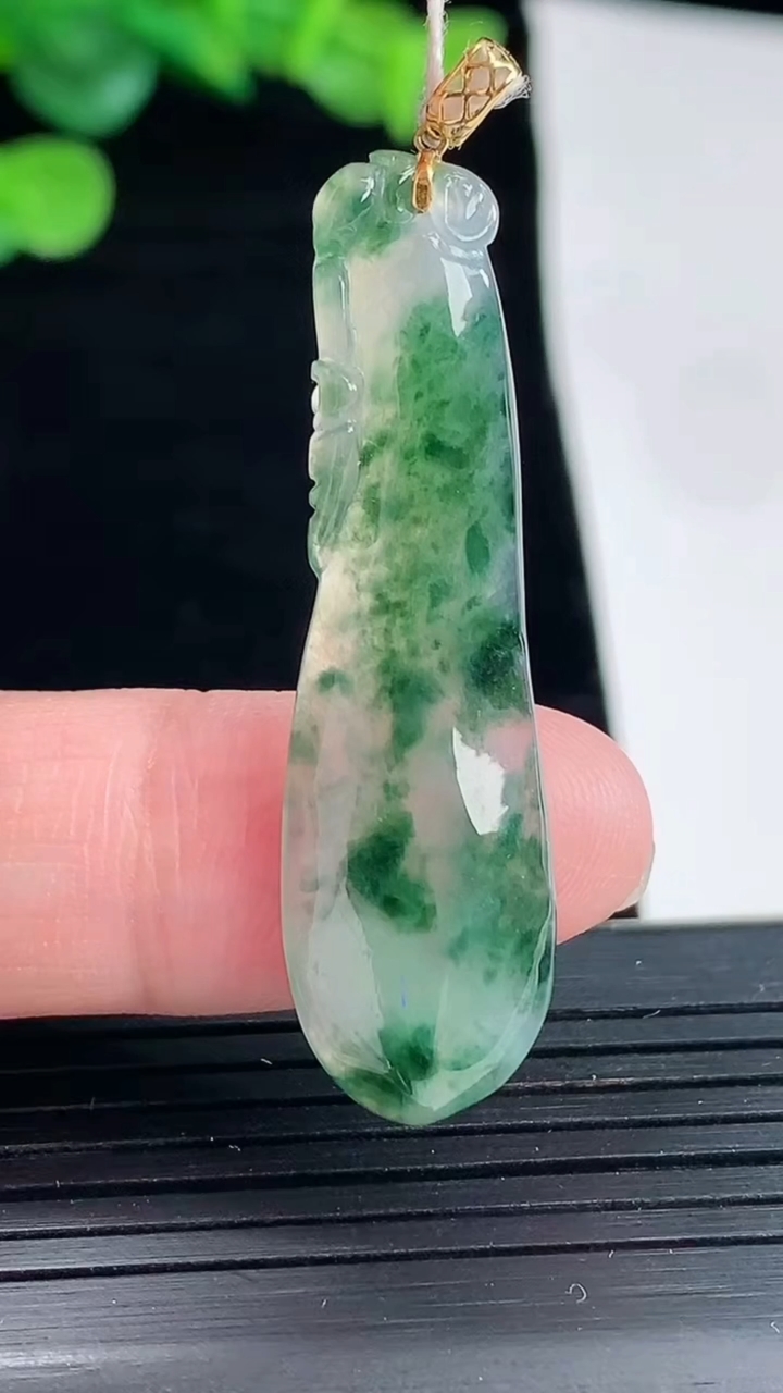 天然A货翡翠种飘花福瓜吊坠，尺寸43.5-12-3.6重量:3.71g
5月3日