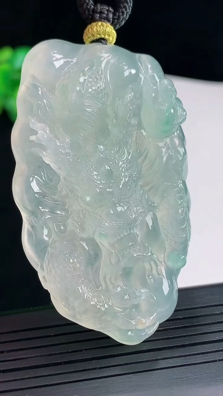 天然A货翡翠龙牌吊坠，尺寸64-38-10重量:48.73g
5月3日