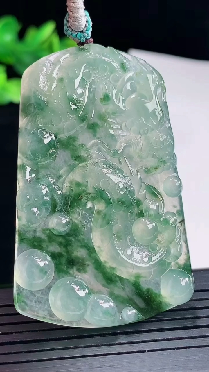 天然A货翡翠种飘花龙牌吊坠，尺寸59-39-5.2重量:28.36g
5月3日