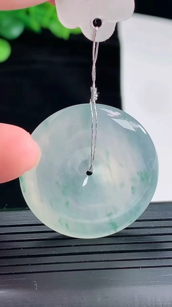 天然A货翡翠种飘花平安扣吊坠，尺寸32-5.6重量:12.51g
5月3日