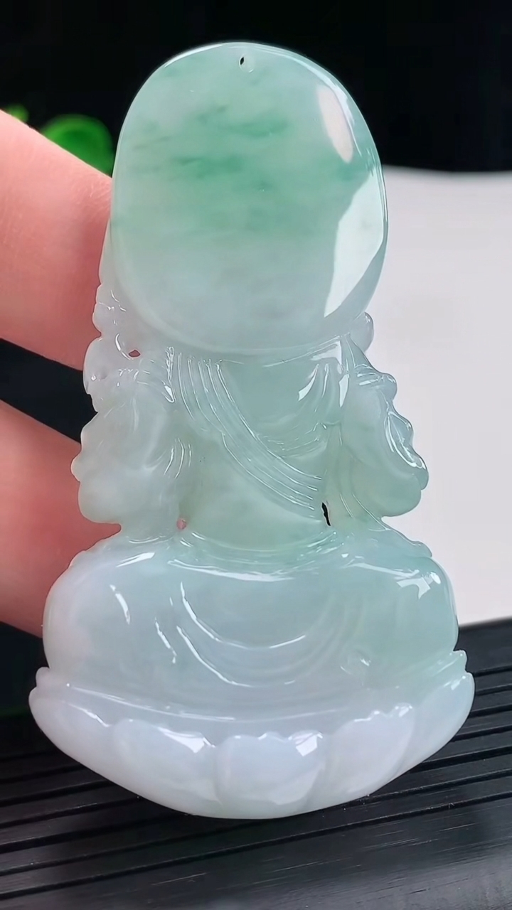 天然A货翡翠虚空藏菩萨吊坠，尺寸68-38-12重量:44.75g
5月3日