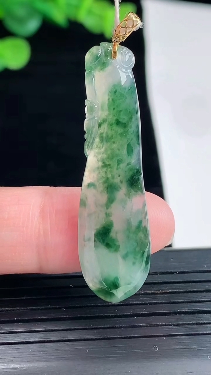 天然A货翡翠种飘花福瓜吊坠，尺寸43.5-12-3.6重量:3.71g
5月3日