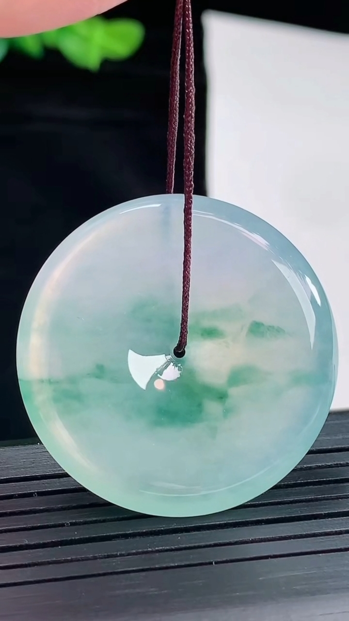 天然A货翡翠种飘花平安扣吊坠，尺寸35.8-5.6重量:16.22g
5月3日