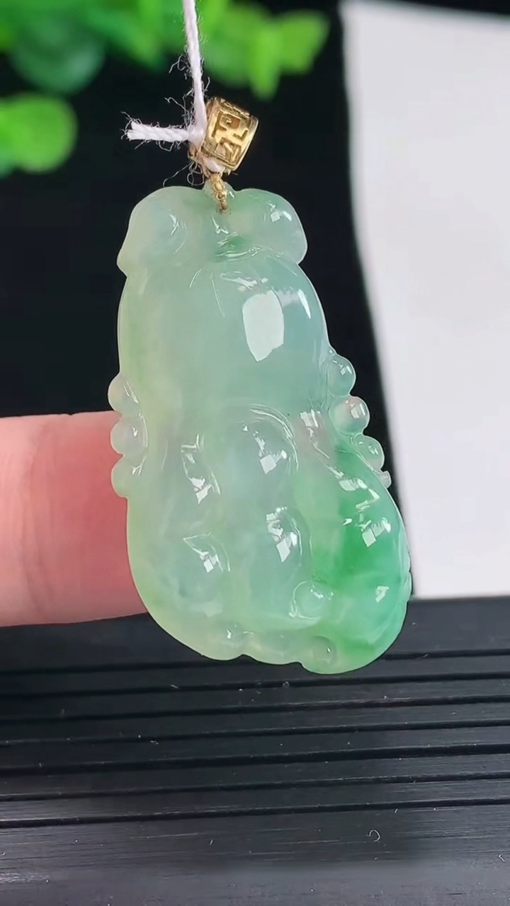 天然A货翡翠人参吊坠，尺寸33-19-6.3重量:7.36g
5月3日