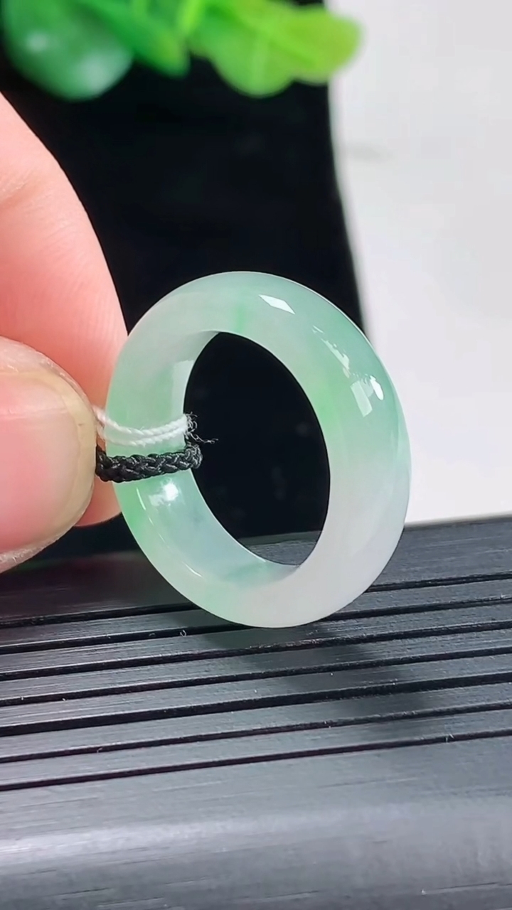 天然A货翡翠玉指环 戒指，尺寸16.6-6-3.5重量:4.48g2026年5月3日
工厂直销收藏佳