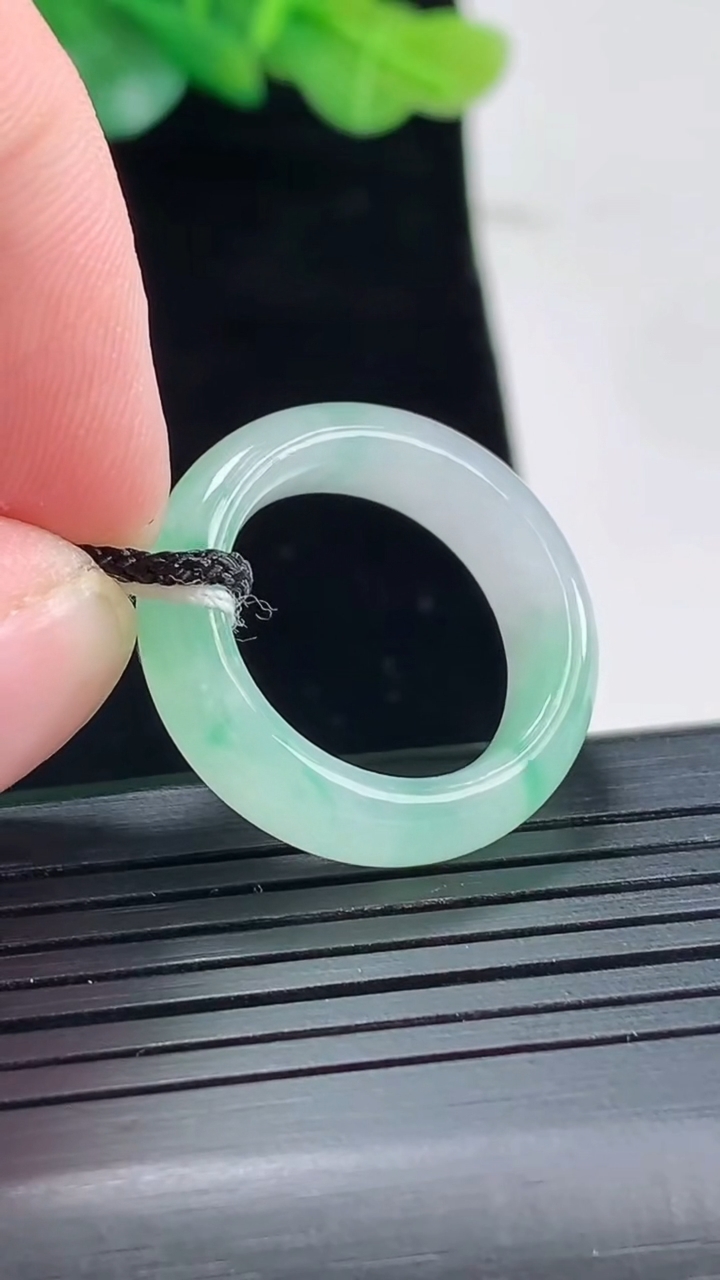 天然A货翡翠玉指环 戒指，尺寸16.6-6-3.5重量:4.48g2026年5月3日
工厂直销收藏佳品,种好水足，色泽均匀，有种有色，上手高大气！