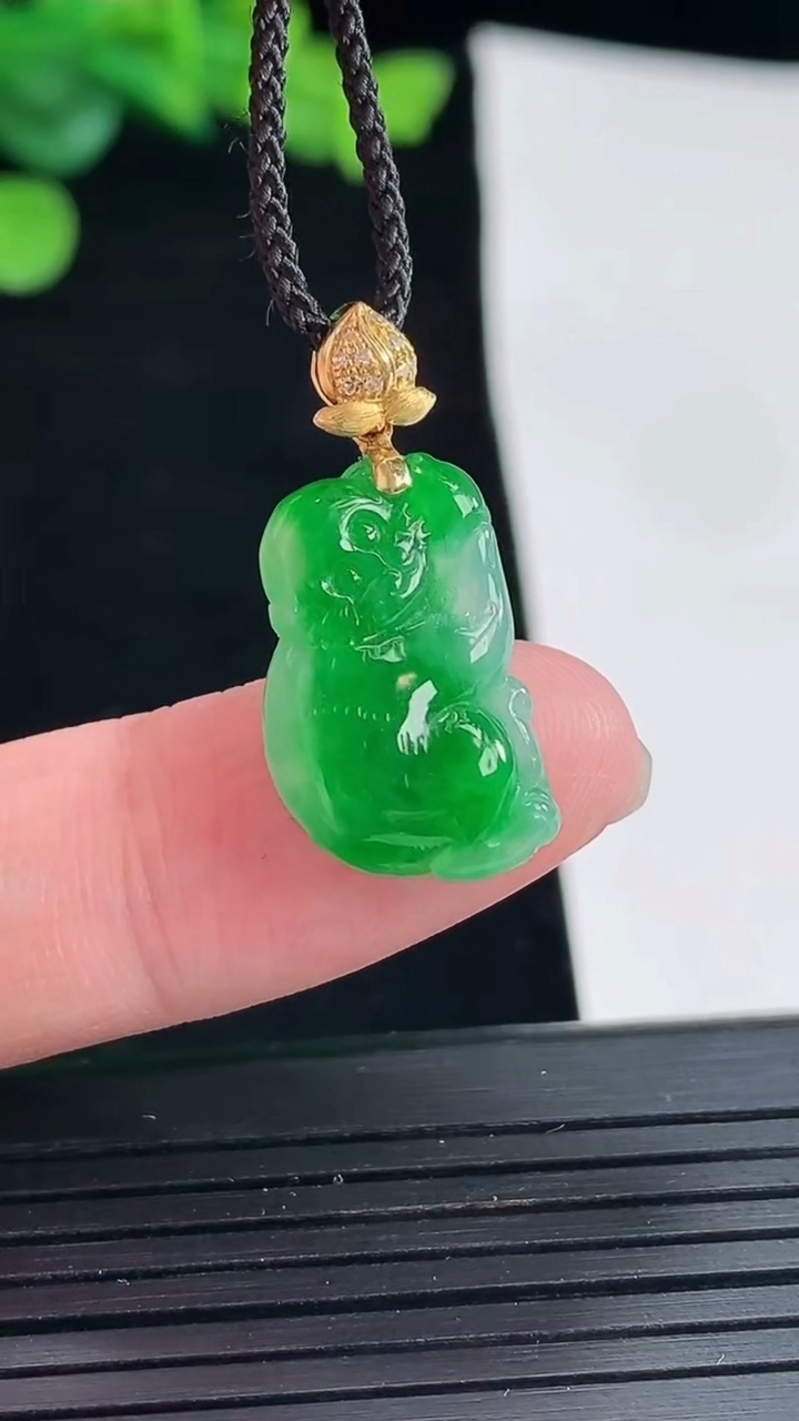 天然A货翡翠生肖猴吊坠，尺寸18-12.2-4.6重量:2.49g
5月3日