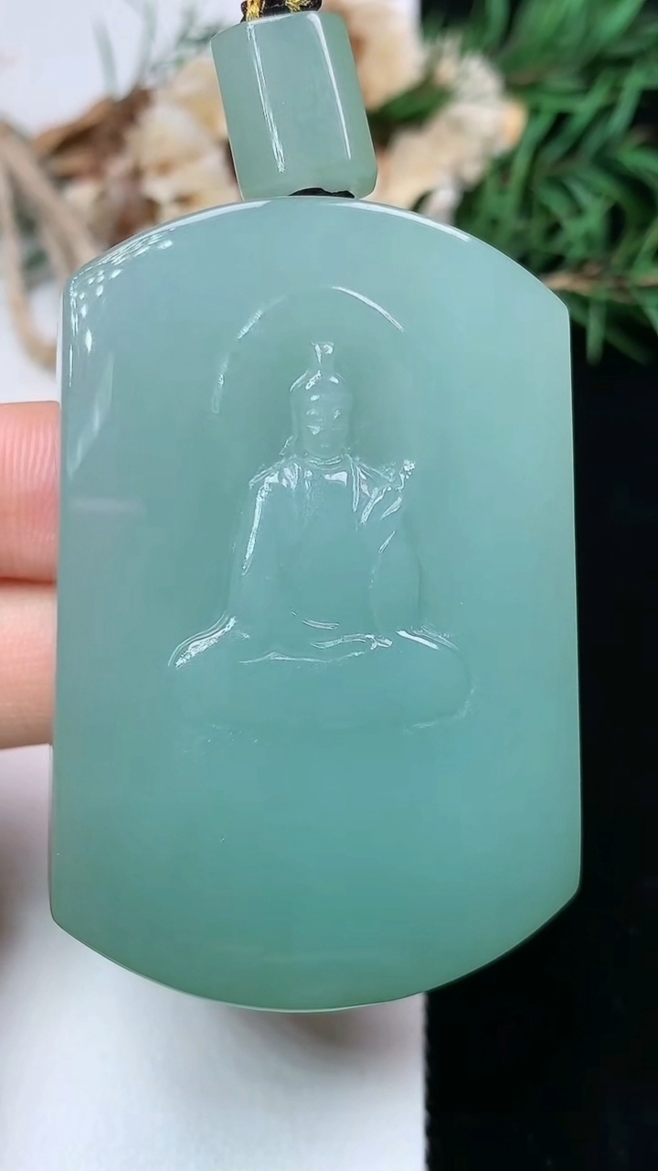 天然A货翡翠观音菩萨吊坠，尺寸53.5-35.9-12.6，重量:72.65g
5月3日