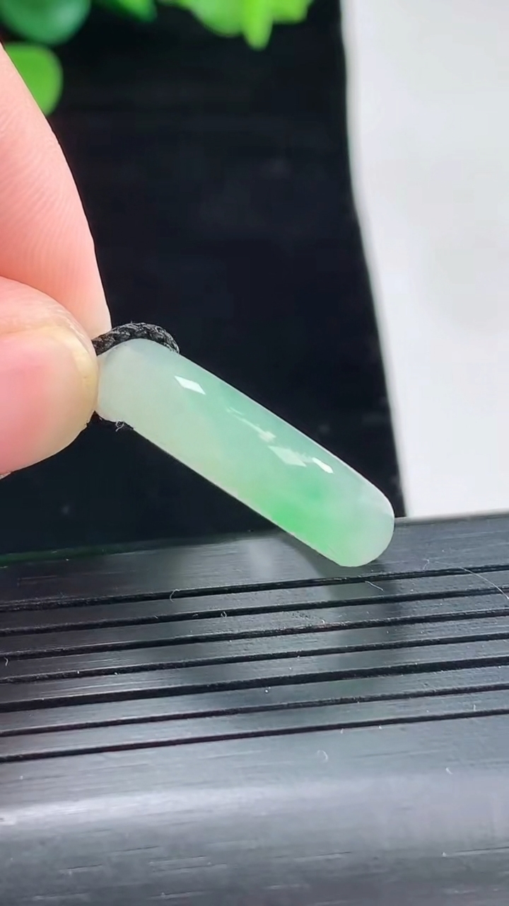 天然A货翡翠玉指环 戒指，尺寸17.8-6-3.8重量:4.51g2026年5月3日
工厂直销收藏佳品,种好水足，色泽均匀，有种有色，上手高大气！