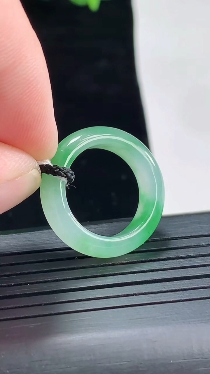 天然A货翡翠玉指环 戒指，尺寸15.5-5.6-3重量:3.59g2026年5月3日
工厂直销收藏佳品,种好水足，色泽均匀，有种有色，上手高大气！