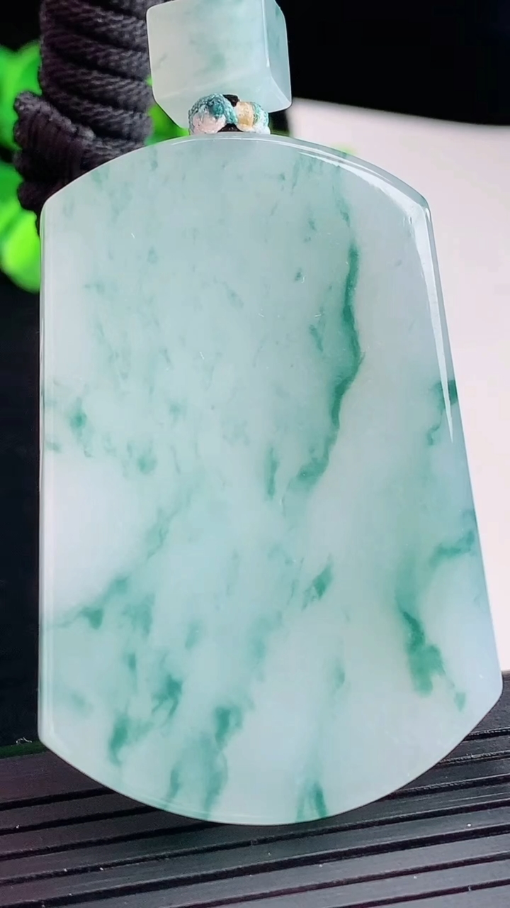 天然A货翡翠冰种飘花无事牌吊坠，尺寸53.5-36.5-5重量:31.50g
5月3日