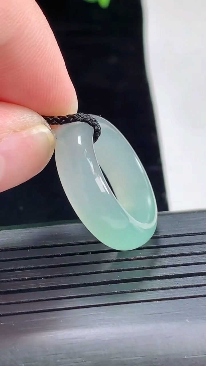 天然A货翡翠玉指环 戒指，尺寸17-6.5-4重量:4.84g2026年5月3日
工厂直销收藏佳品,种好水足，色泽均匀，有种有色，上手高大气！