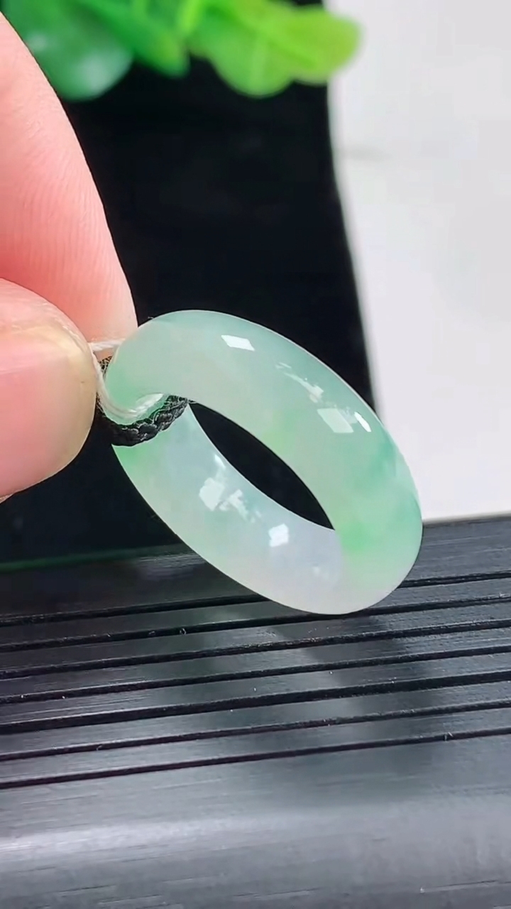 天然A货翡翠玉指环 戒指，尺寸16.6-6-3.5重量:4.48g2026年5月3日
工厂直销收藏佳品,种好水足，色泽均匀，有种有色，上手高大气！