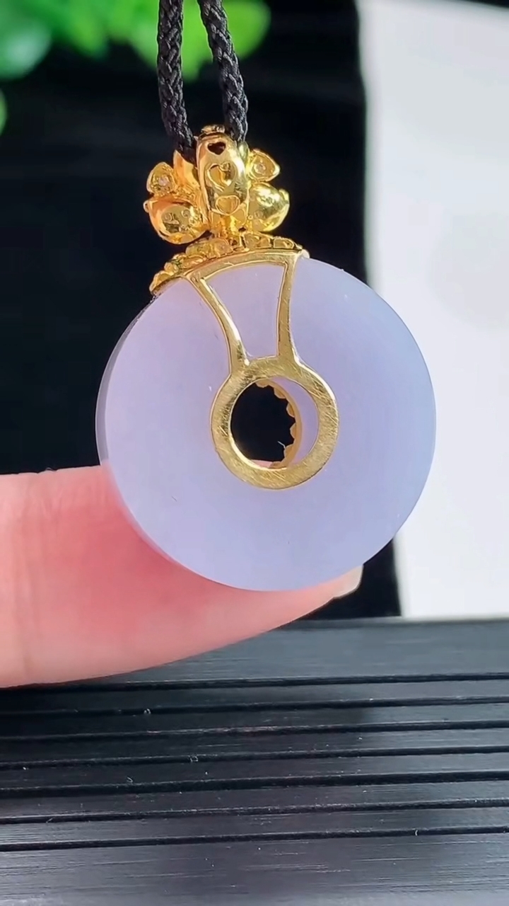 天然A货翡翠18k金紫罗兰路路通吊坠，尺寸21.5-8重量:10.07g
5月3日