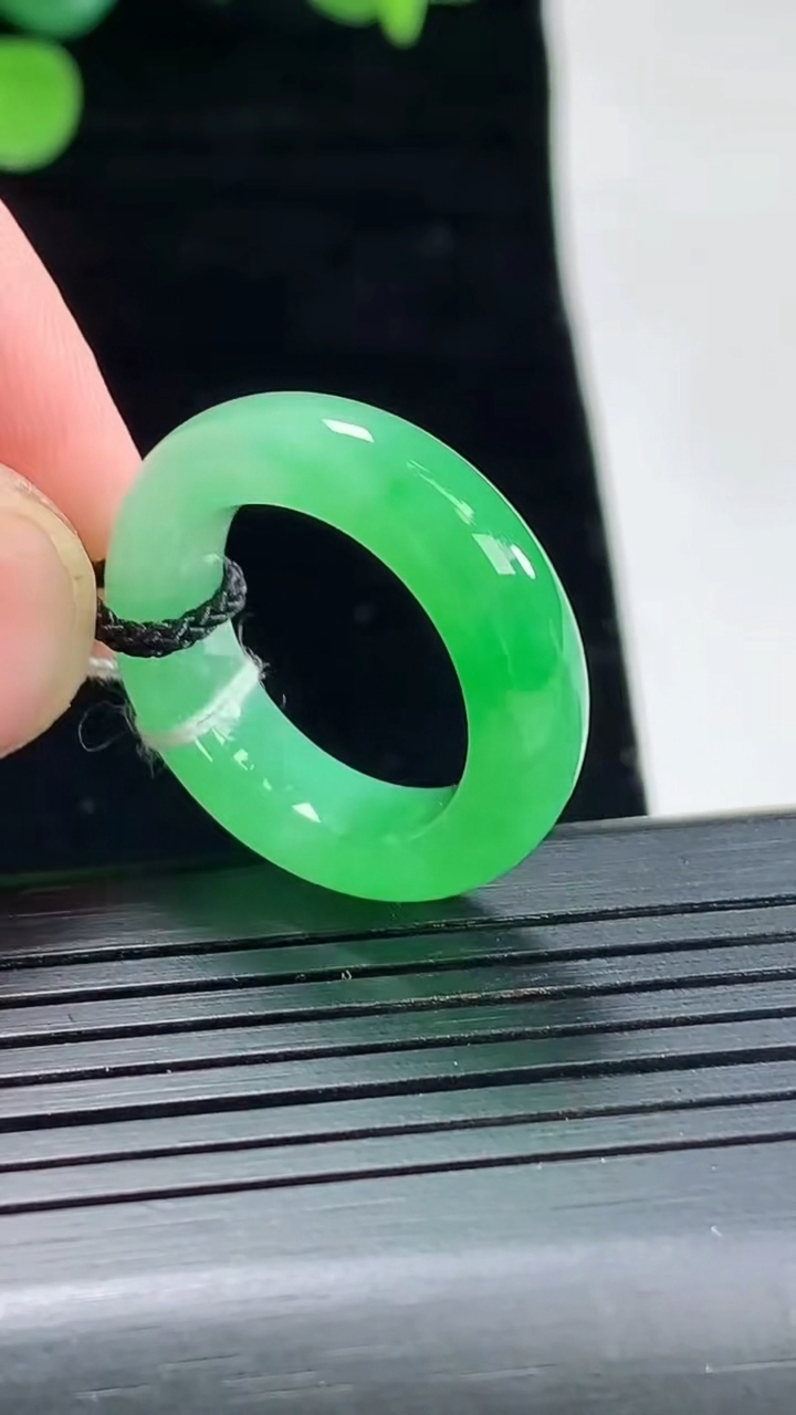 天然A货翡翠玉指环 戒指，尺寸16.2-5.8-4.5重量:5.08g2026年5月3日
工厂直销收藏佳品,种好水足，色泽均匀，有种有色，上手高大气！