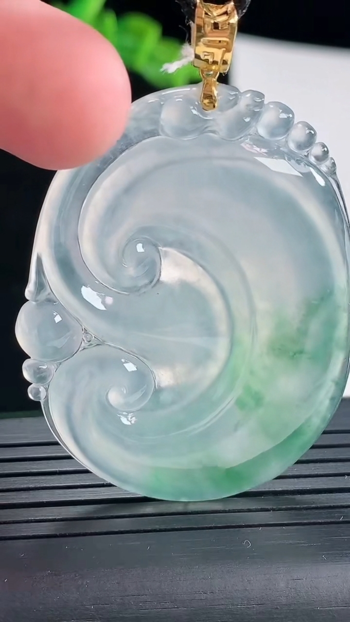 天然A货翡翠种飘花如意吊坠，尺寸47.5-38-4.5重量:16.05g
5月3日