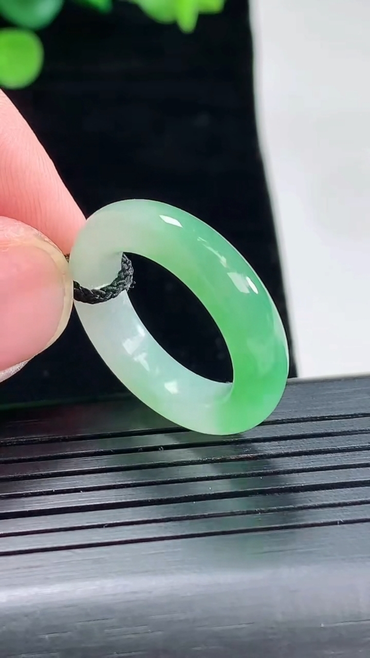 天然A货翡翠玉指环 戒指，尺寸17.8-5.2-4.2重量:5.88g2026年5月3日
工厂直销收藏佳品,种好水足，色泽均匀，有种有色，上手高大气！