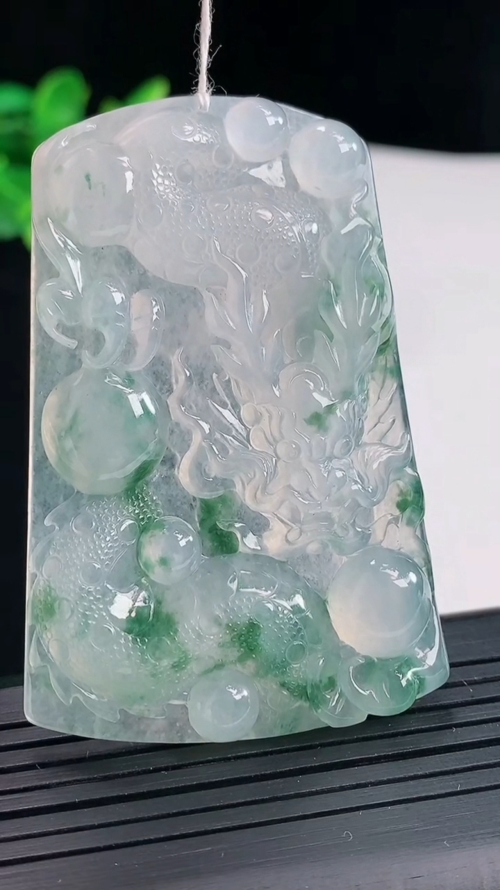 天然A货翡翠种飘花龙牌吊坠，尺寸62-41-5.6重量:29.43g
5月3日