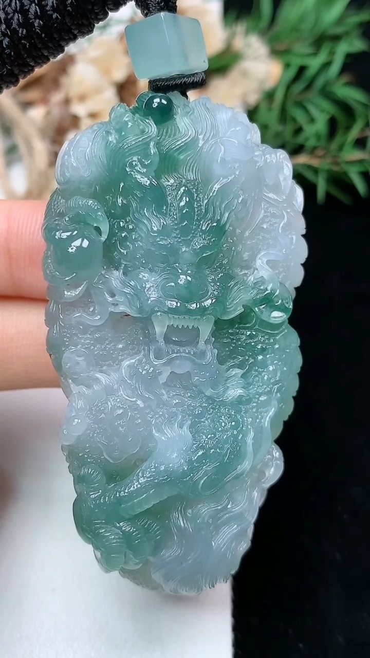 天然A货翡翠龙牌吊坠，尺寸65.7-34.6-12，重量:47.80g
5月3日