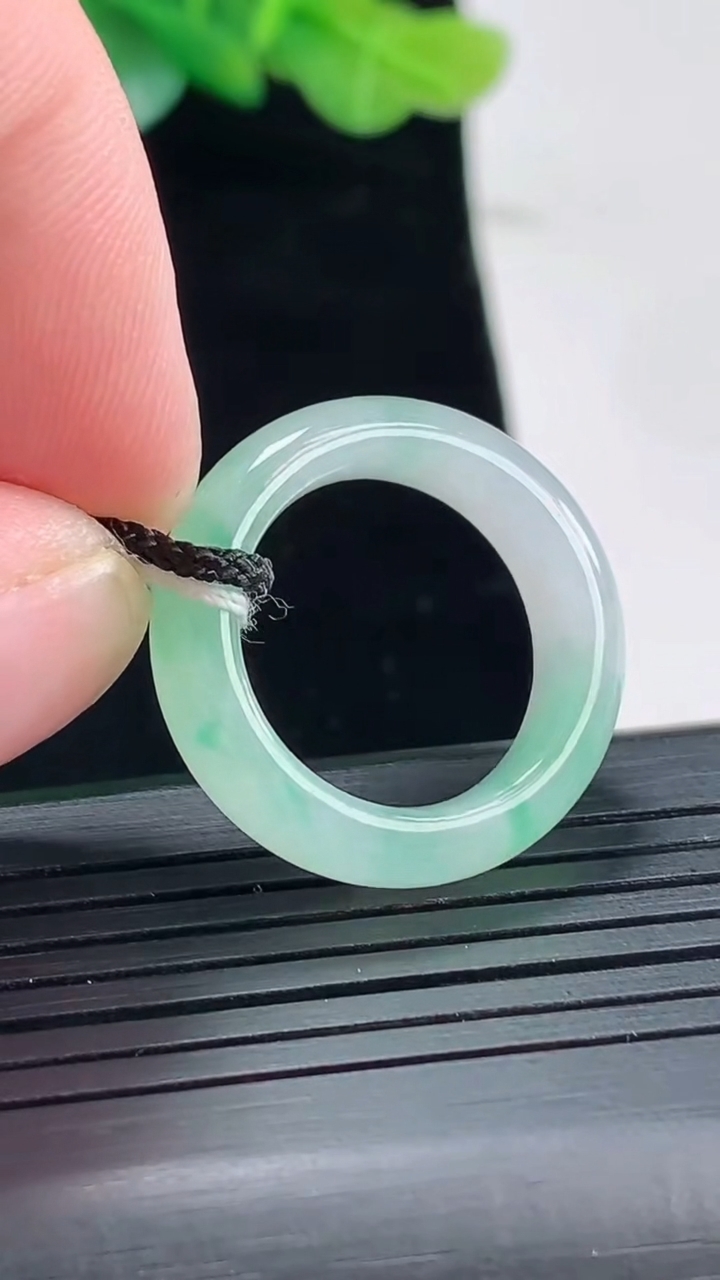 天然A货翡翠玉指环 戒指，尺寸16.6-6-3.5重量:4.48g2026年5月3日
工厂直销收藏佳品,种好水足，色泽均匀，有种有色，上手高大气！