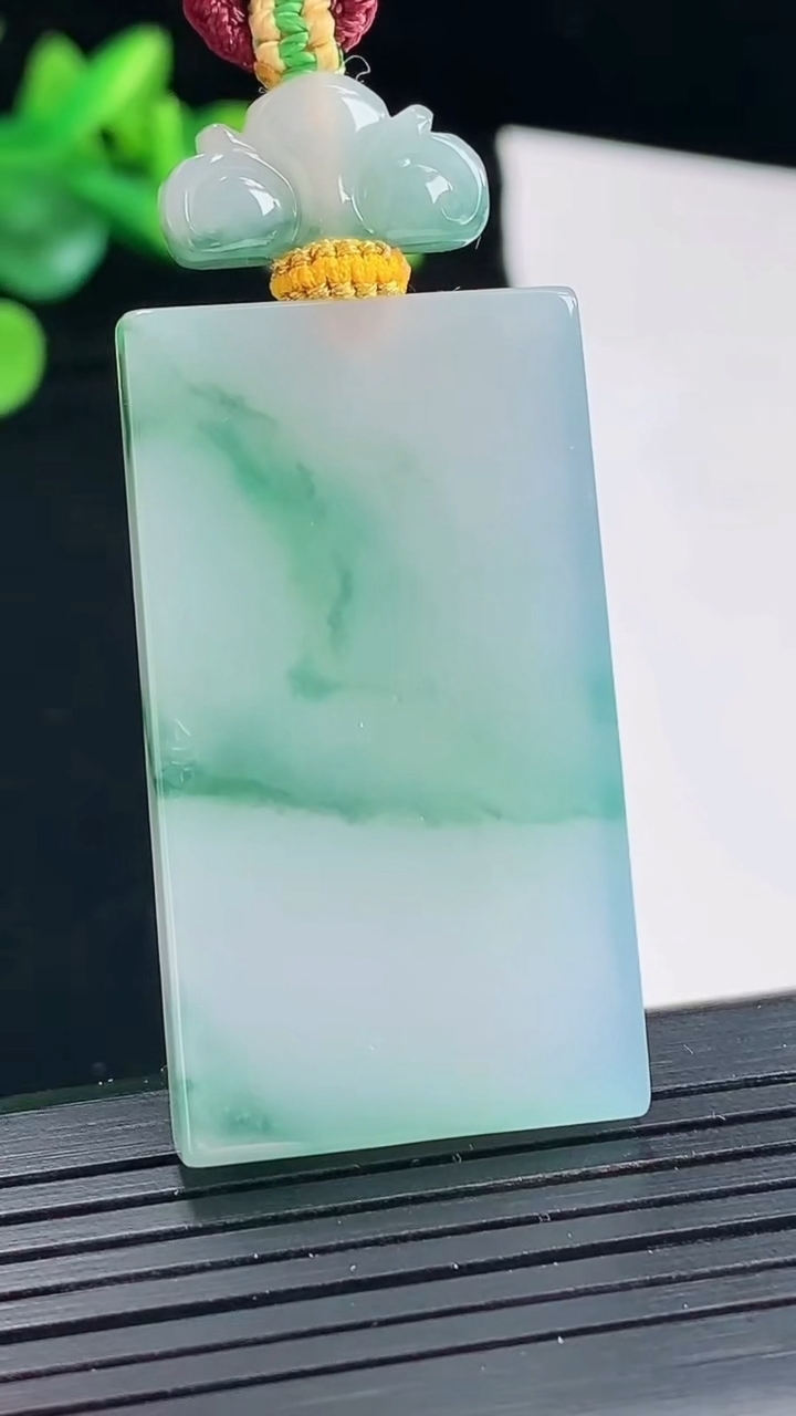天然A货翡翠冰种飘花无事牌吊坠，尺寸42.5-24-5重量:22.29g
5月3日