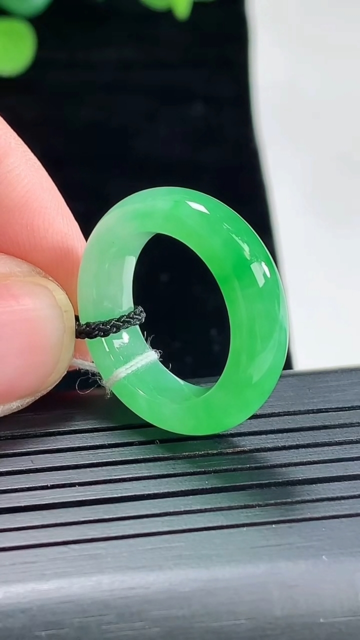 天然A货翡翠玉指环 戒指，尺寸16.2-5.8-4.5重量:5.08g2026年5月3日
工厂直销收藏佳品,种好水足，色泽均匀，有种有色，上手高大气！