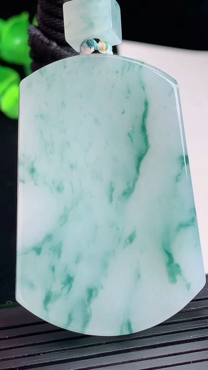 天然A货翡翠冰种飘花无事牌吊坠，尺寸53.5-36.5-5重量:31.50g
5月3日