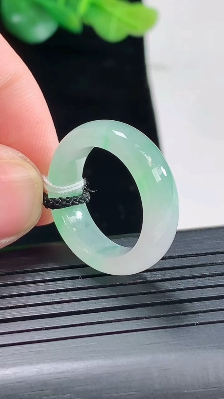 天然A货翡翠玉指环 戒指，尺寸16.6-6-3.5重量:4.48g2026年5月3日
工厂直销收藏佳