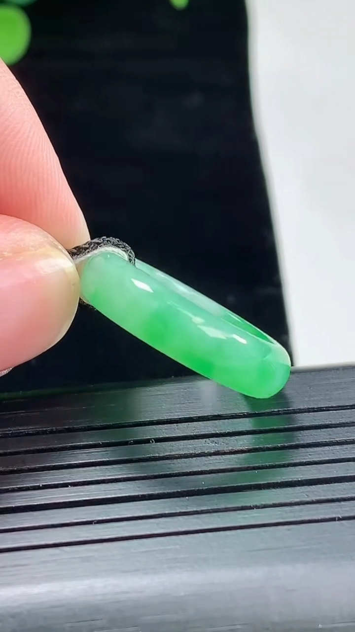 天然A货翡翠玉指环 戒指，尺寸16.3-5.2-3.5重量:3.54g2026年5月3日
工厂直销收藏佳品,种好水足，色泽均匀，有种有色，上手高大气！