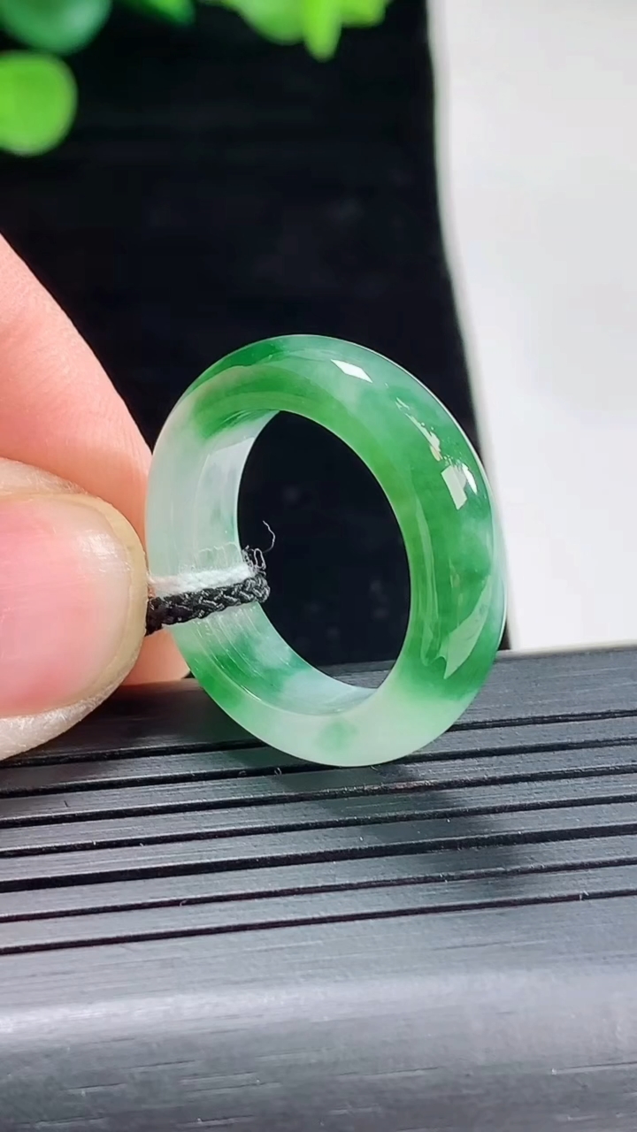 天然A货翡翠冰种飘花玉指环 戒指，尺寸17.8-6-4重量:4.82g2026年5月3日
工厂直销收