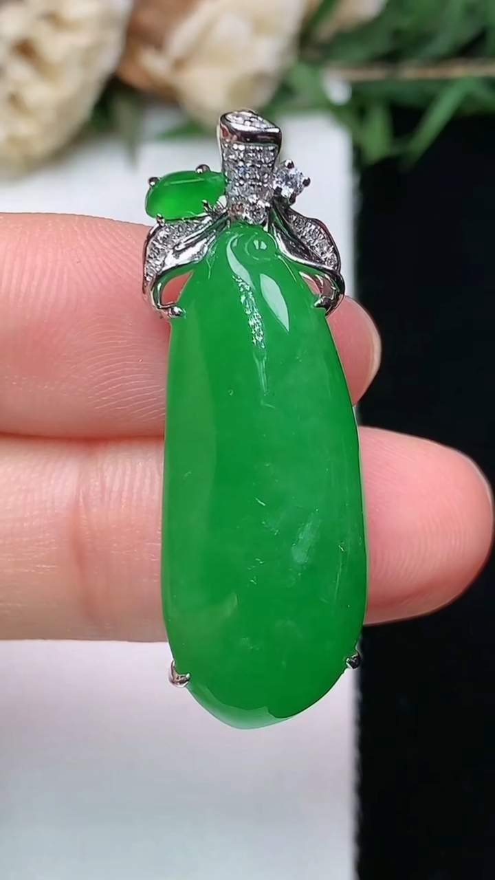 天然A货翡翠福瓜吊坠，尺寸27.4-11.6-8.3，重量:6.00g
5月3日