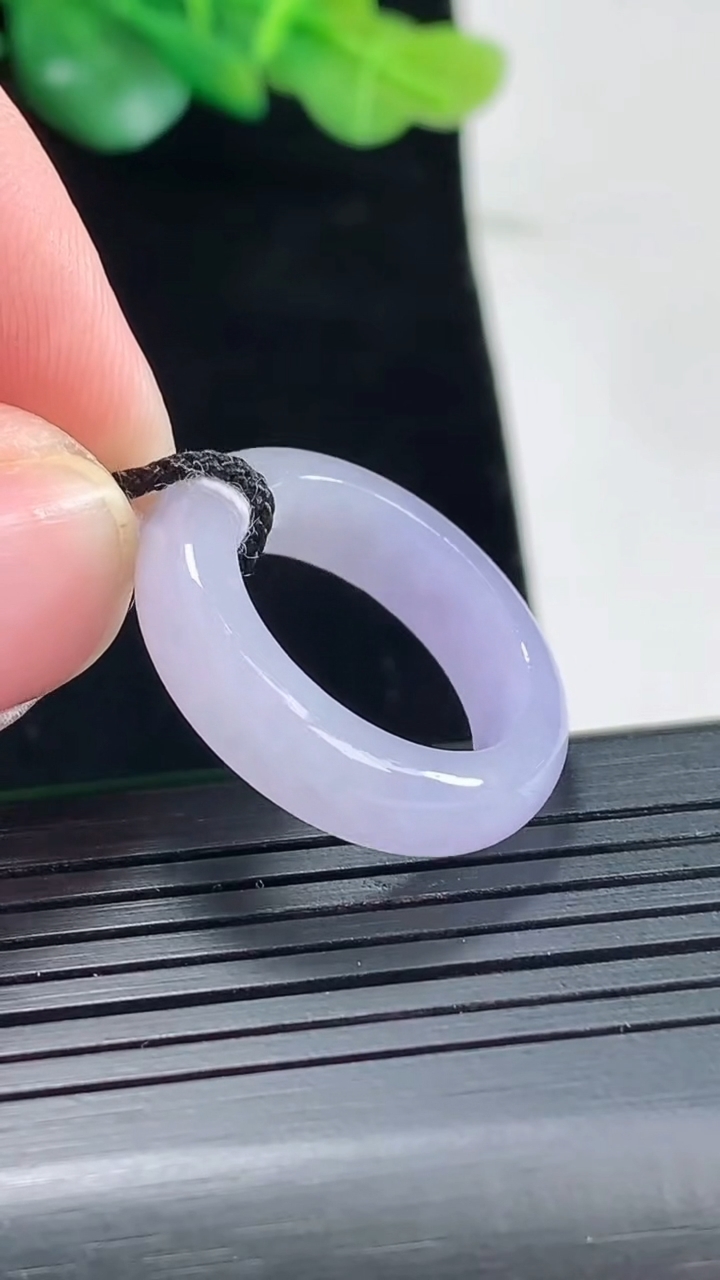 天然A货翡翠紫罗兰玉指环 戒指，尺寸16.8-5.6-4重量:4.48g2026年5月3日
工厂直销收藏佳品,种好水足，色泽均匀，有种有色，上手高大气！