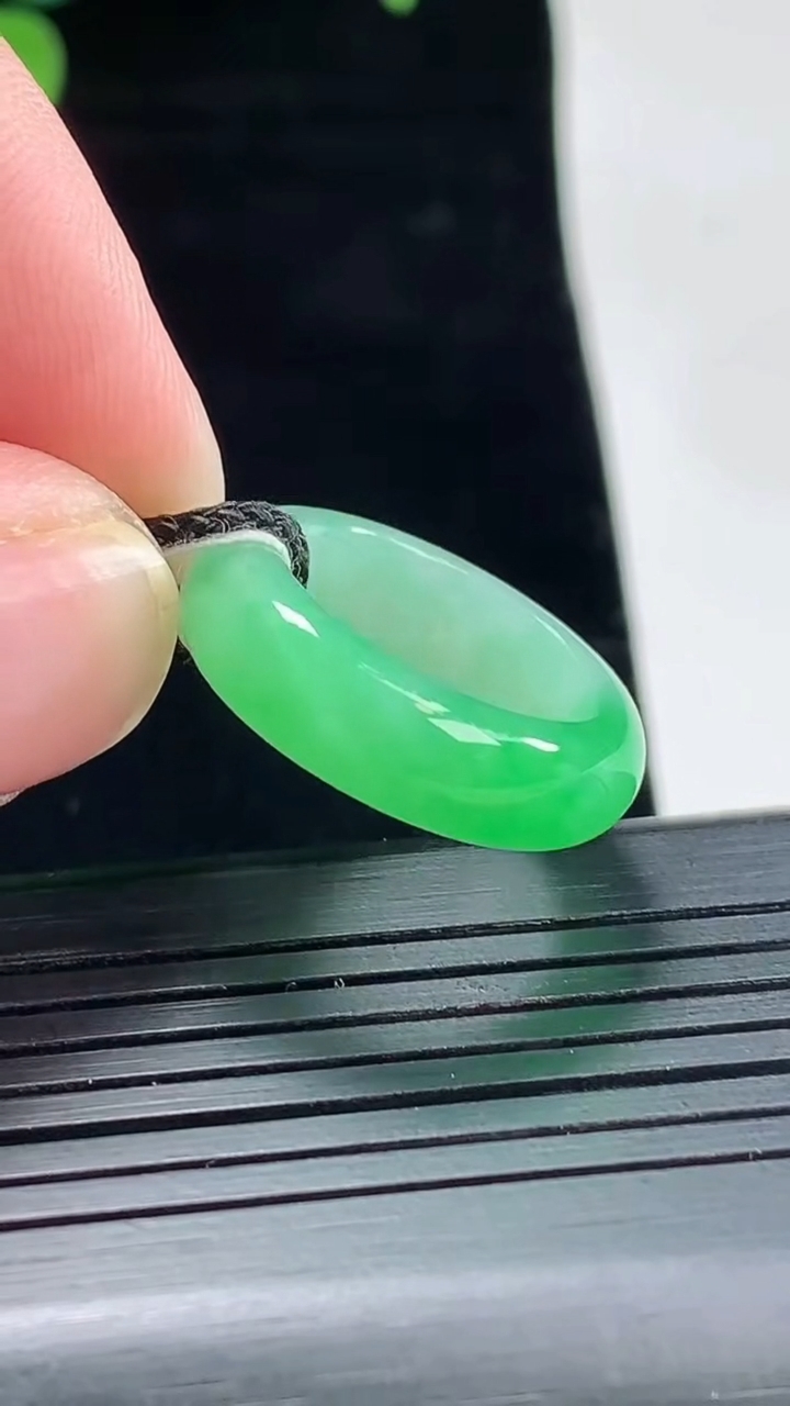 天然A货翡翠玉指环 戒指，尺寸14.8-5.6-4重量:3.89g2026年5月3日
工厂直销收藏佳品,种好水足，色泽均匀，有种有色，上手高大气！